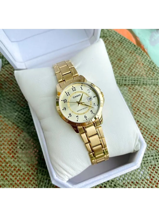 كاسيو ساعة كاسيو للزوجين، سوار من الفولاذ المقاوم للصدأ، مينا أبيض، لون ذهبي، MTP/LTP-V004G-7B - Image 3